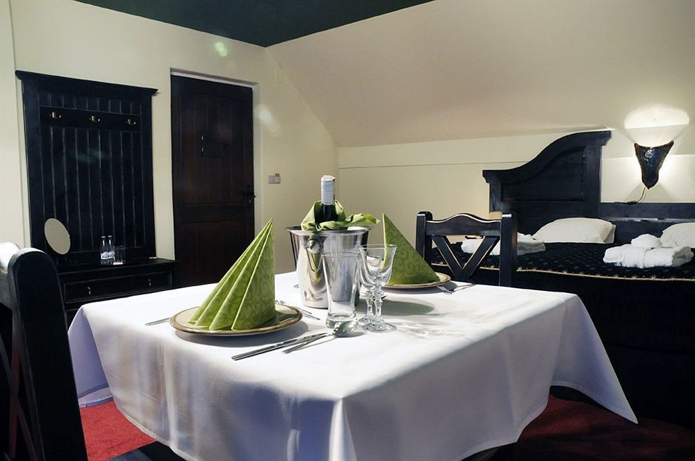 Hotel Kasztel Rzezawa Экстерьер фото